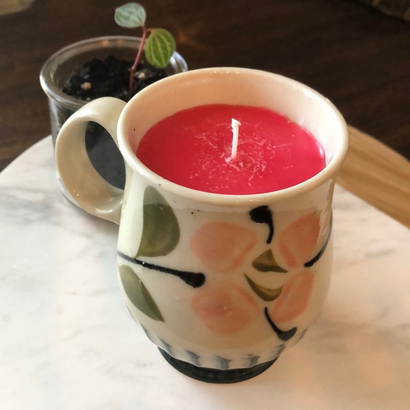 Hand poured candle 🌺 - Picture 2 of 7